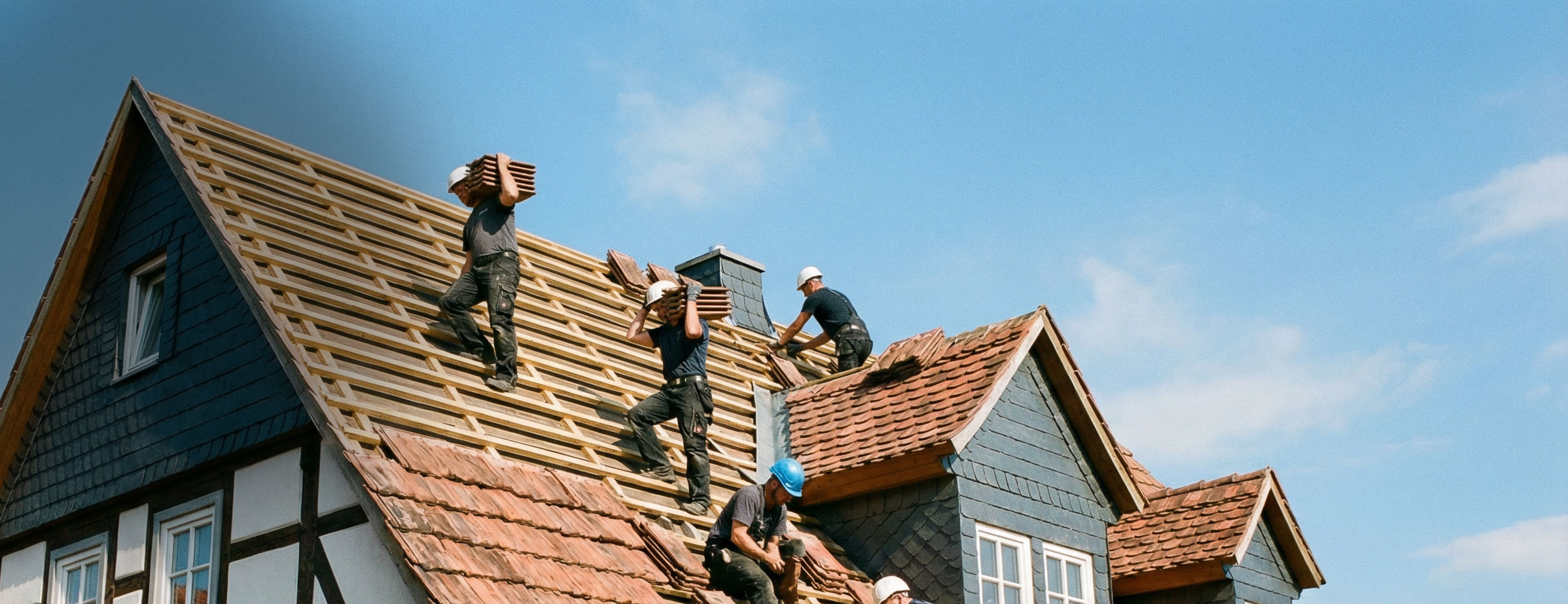 Dachdecker bei der Eindeckung eines Steildachs im Raum Meiningen