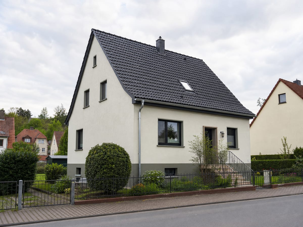 Saniertes Steildach eines Einfamilienhauses mit neuer Eindeckung